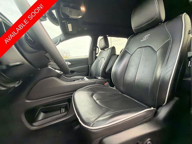 Used 2025 Chrysler Pacifica Limited FWD image 16