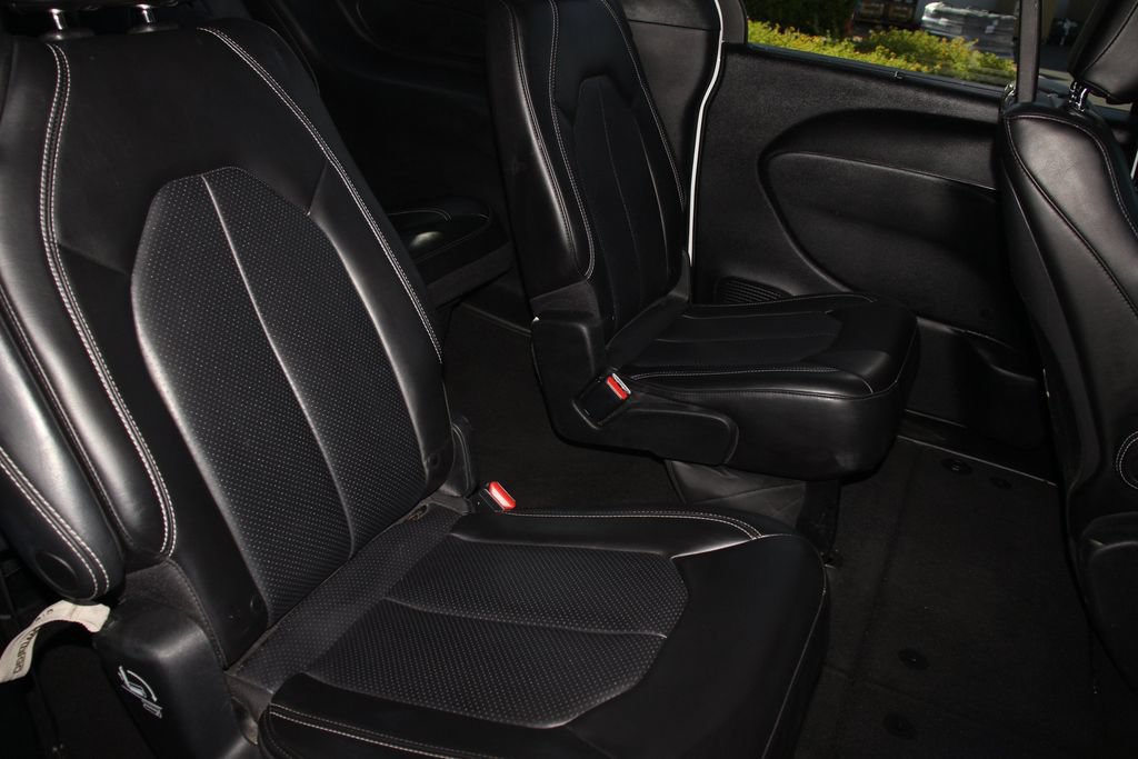 Used 2023 Chrysler Pacifica Touring-L w/ Uconnect Theater Family Group FWD image 27