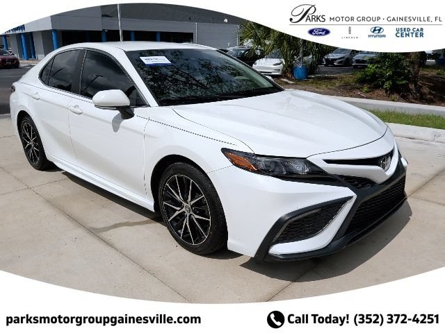 Used 2022 Toyota Camry SE FWD image 1