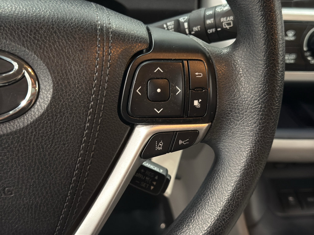 Used 2017 Toyota Highlander LE image 12