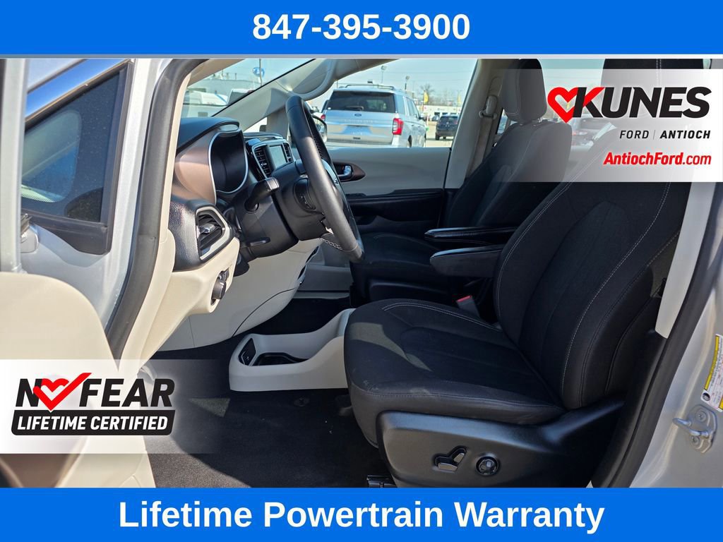 Used 2023 Chrysler Voyager LX image 15