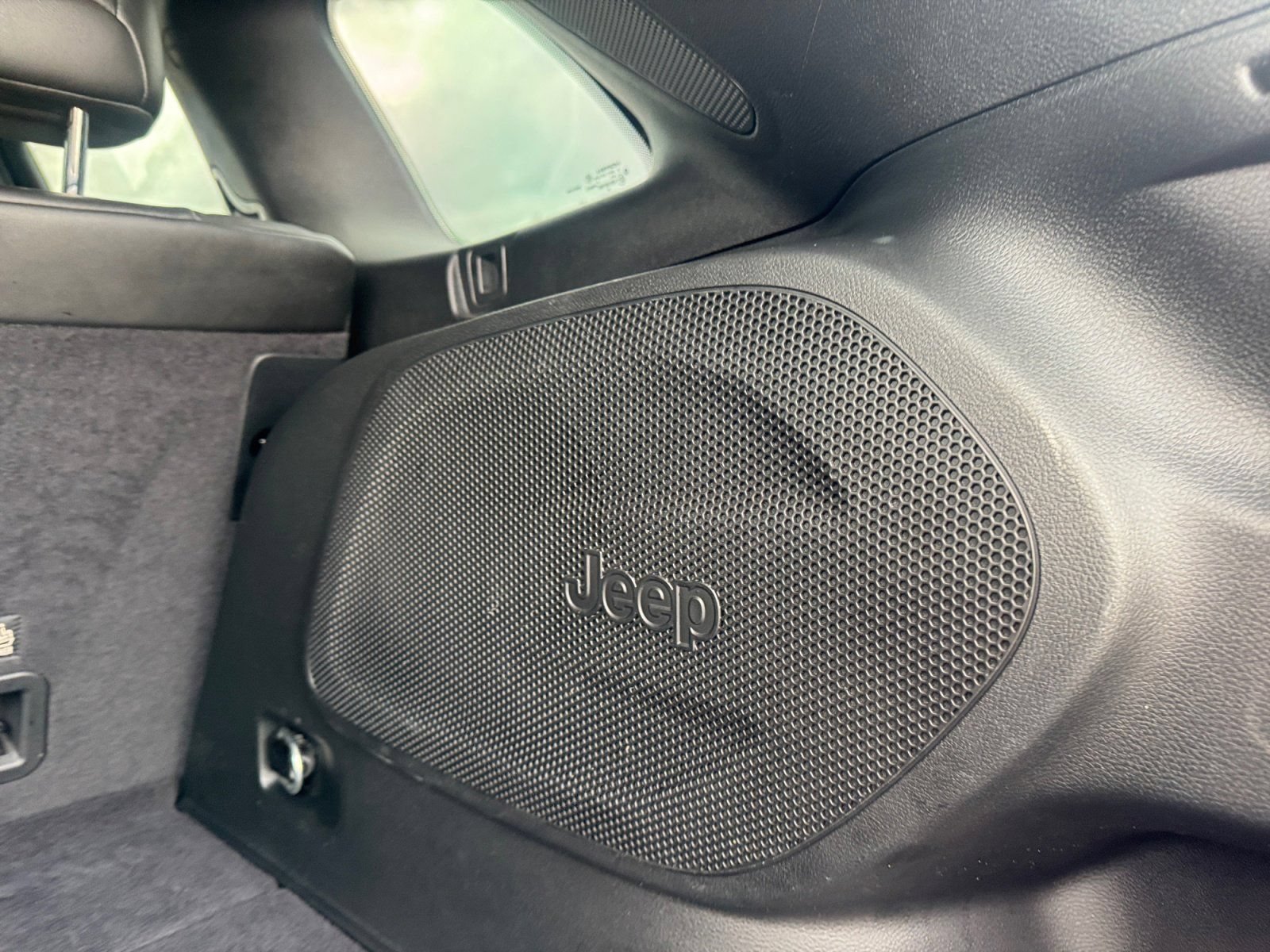 Used 2019 Jeep Cherokee Latitude Plus w/ Cold Weather Group FWD image 17
