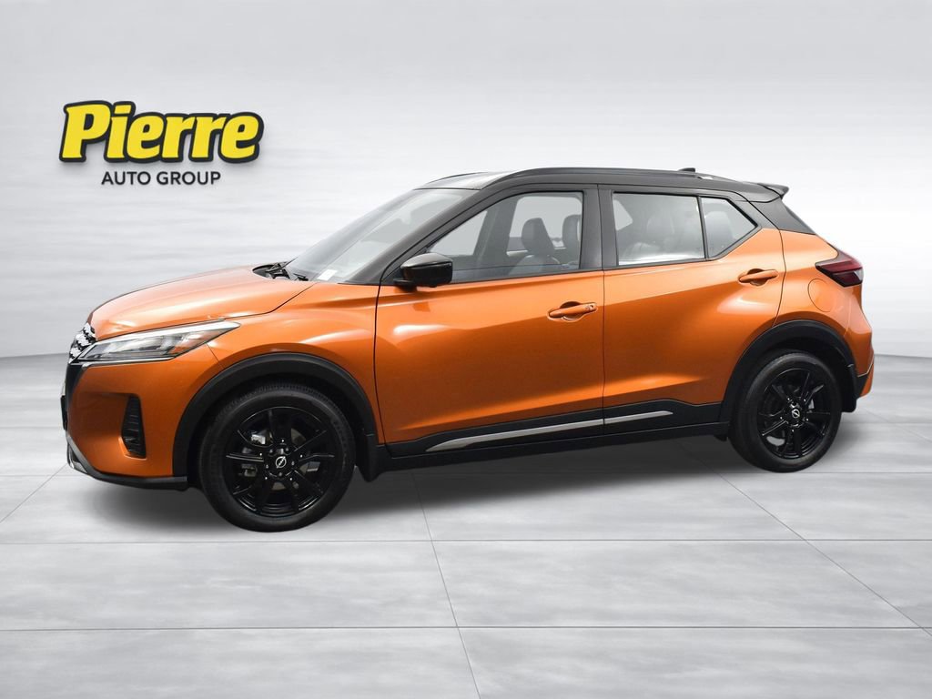 Used 2022 Nissan Kicks SR w/ Premium Package image 2