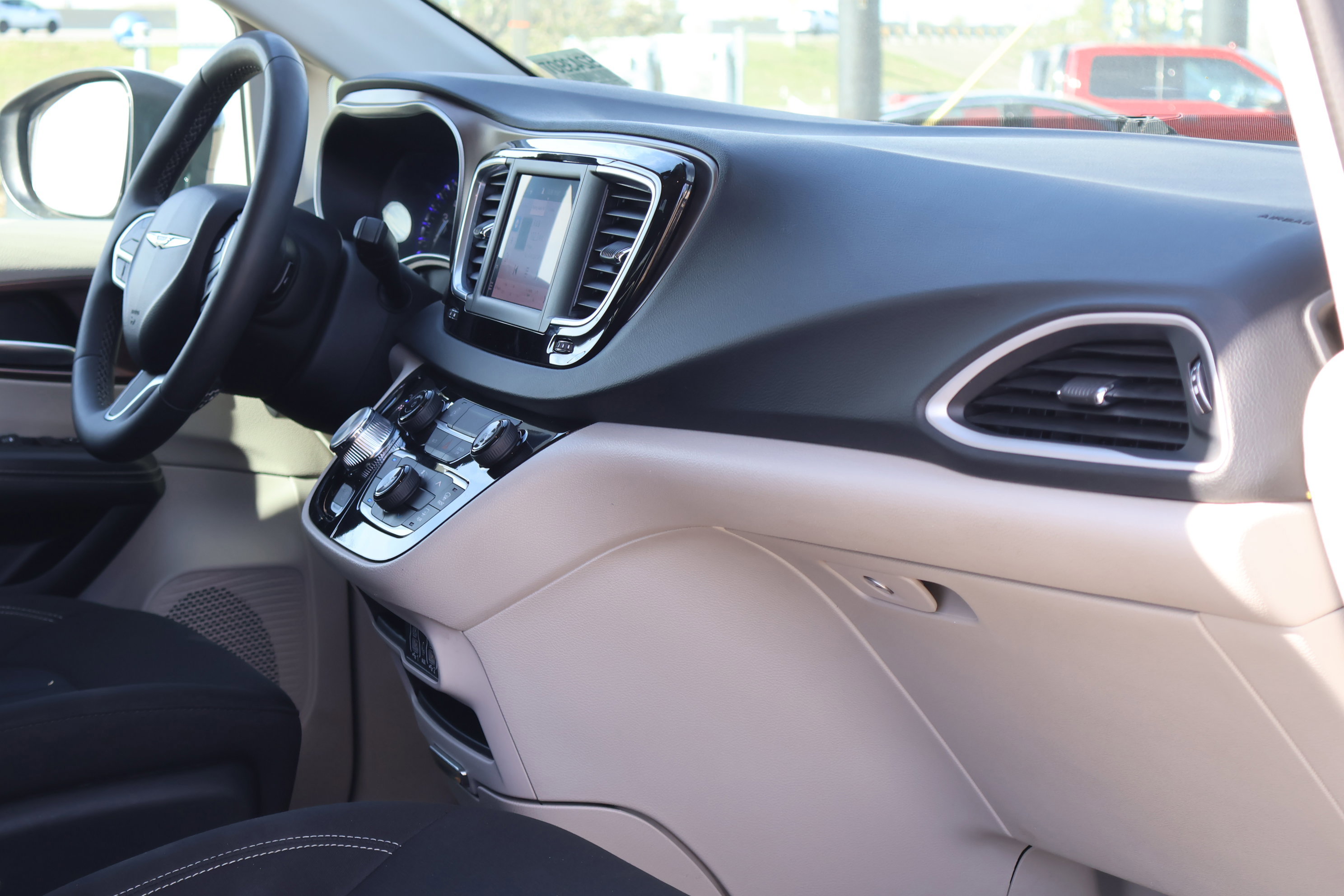 Used 2024 Chrysler Voyager LX image 39