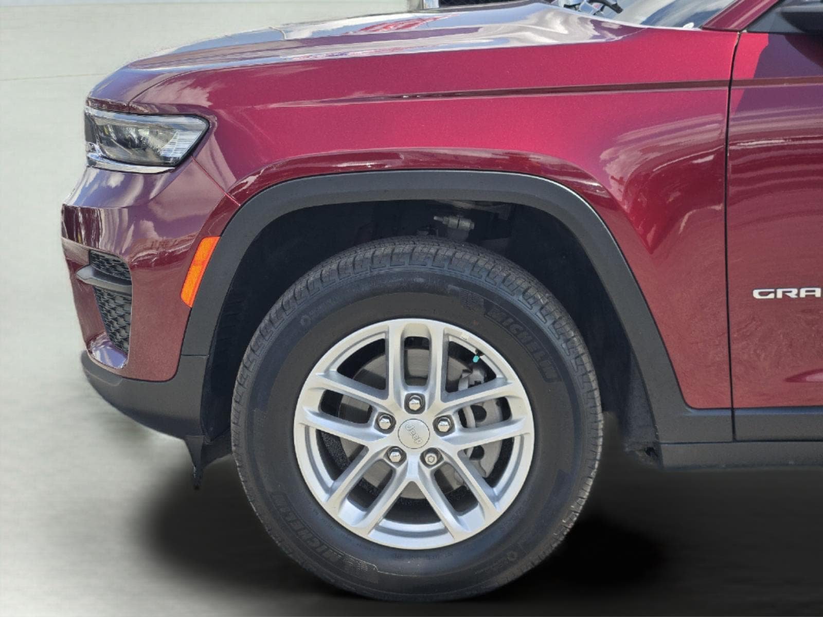 Used 2025 Jeep Grand Cherokee Laredo X RWD image 9
