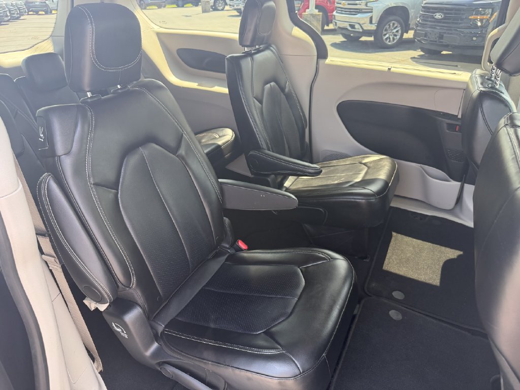 Used 2024 Chrysler Pacifica Touring-L FWD image 21