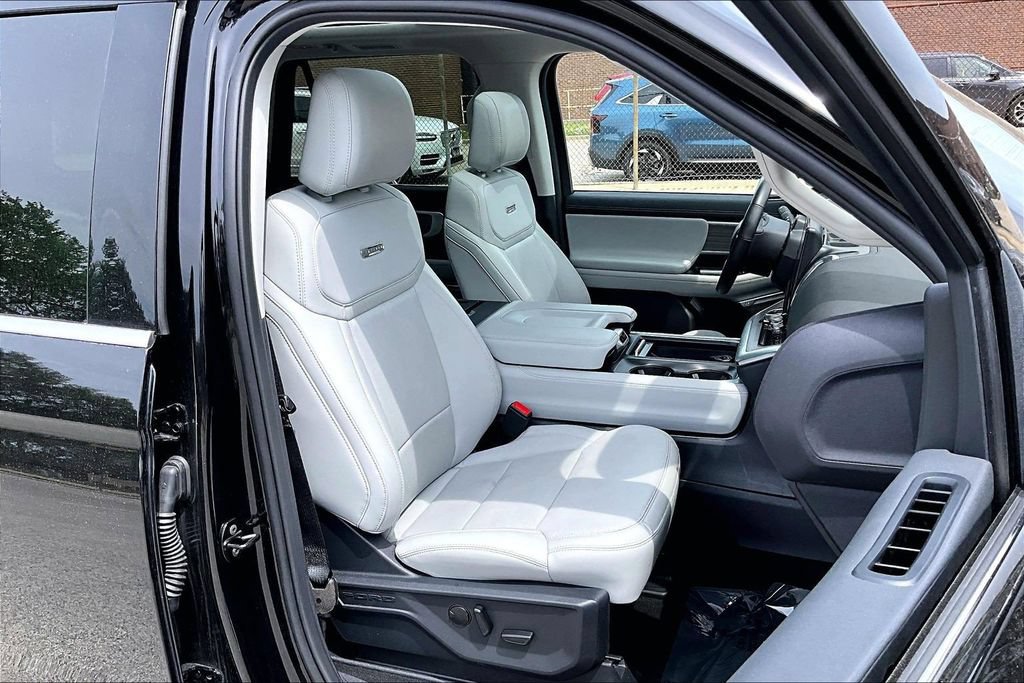 Certified 2025 Ford Expedition Platinum AWD/4WD image 7