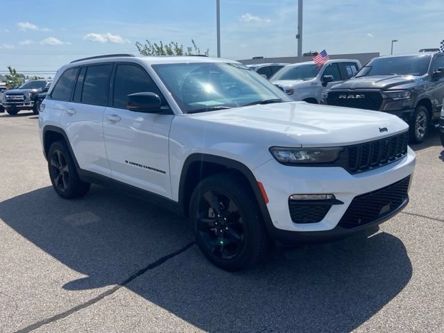 Used 2025 Jeep Grand Cherokee Limited w/ Luxury Tech Group II AWD/4WD image 2