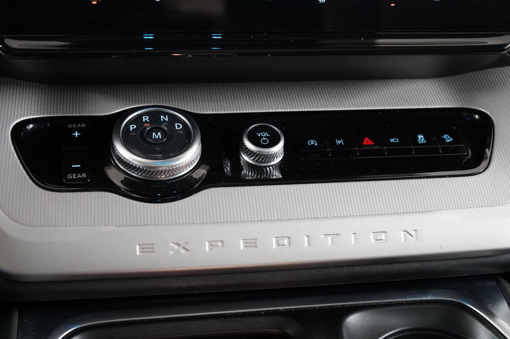 Certified 2025 Ford Expedition Active AWD/4WD image 28