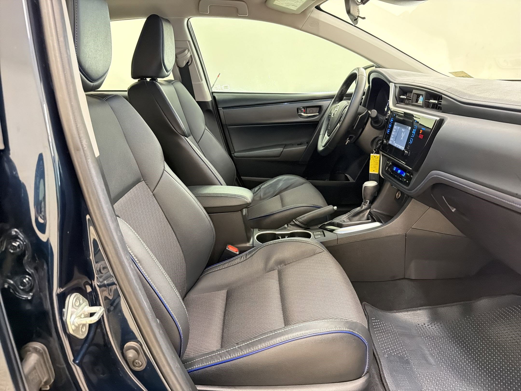 Used 2019 Toyota Corolla SE FWD image 27