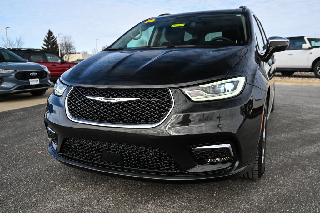 Used 2021 Chrysler Pacifica Limited w/ Uconnect Theater Family Group image 11