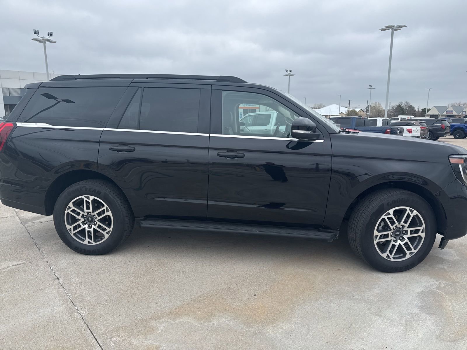 Certified 2025 Ford Expedition Active image 2