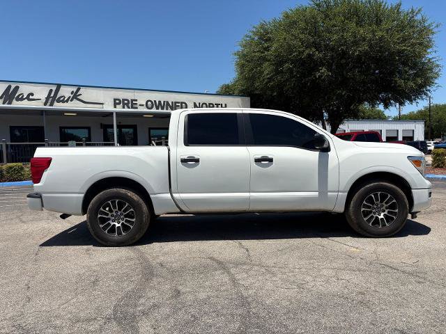 Used 2022 Nissan Titan SV RWD image 2