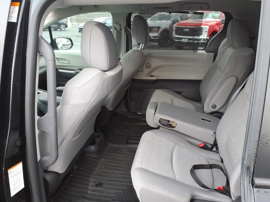 Used 2022 Toyota Sienna LE image 27