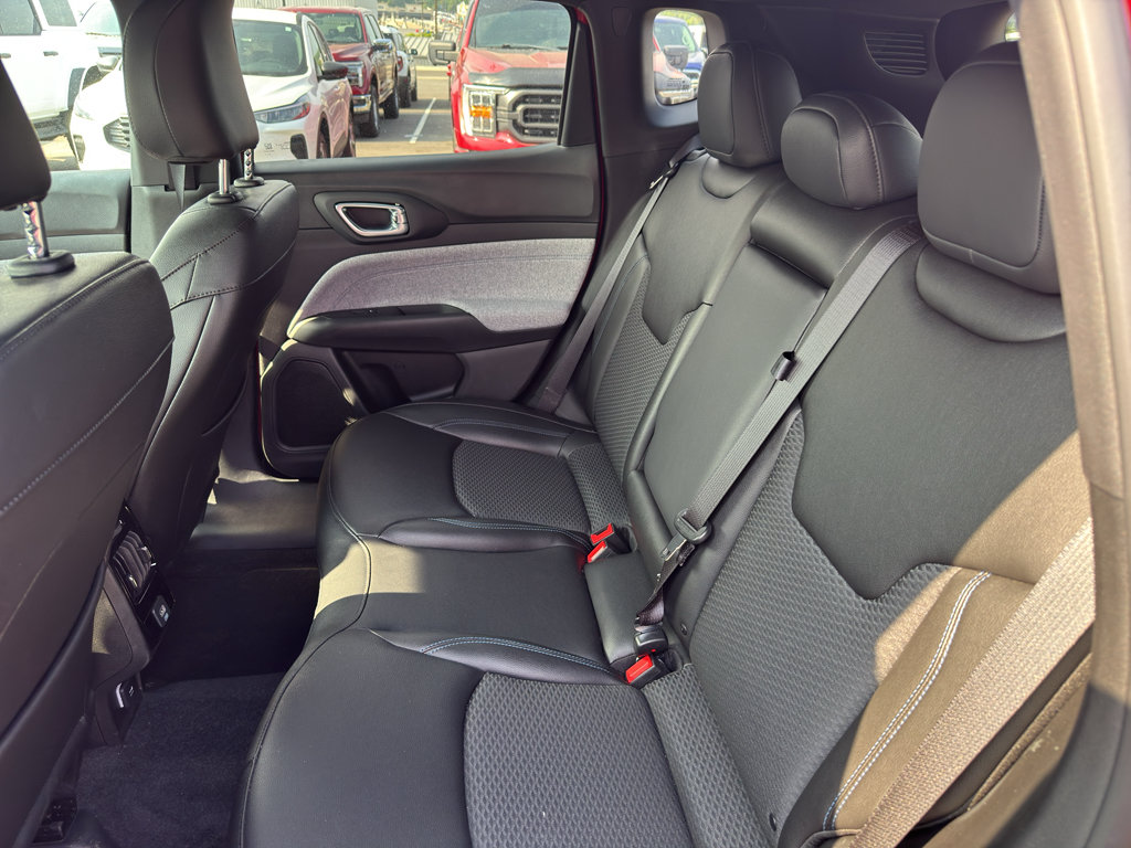 Used 2025 Jeep Compass Latitude AWD/4WD image 9