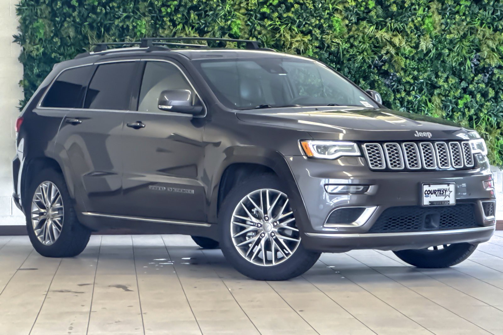 Used 2018 Jeep Grand Cherokee Summit w/ Platinum Series Group AWD/4WD image 2