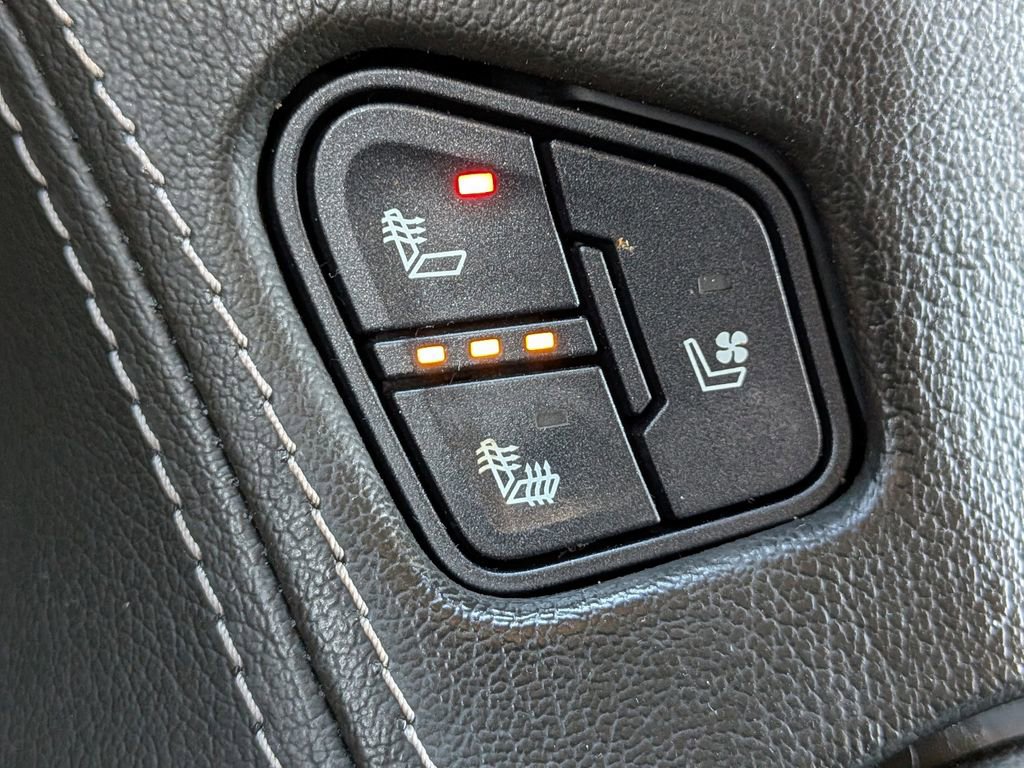 Used 2020 GMC Yukon XL Denali w/ Open Road Package image 28