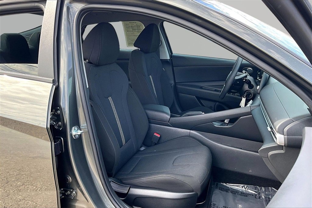 Used 2025 Hyundai Elantra SE w/ Cargo Package image 7