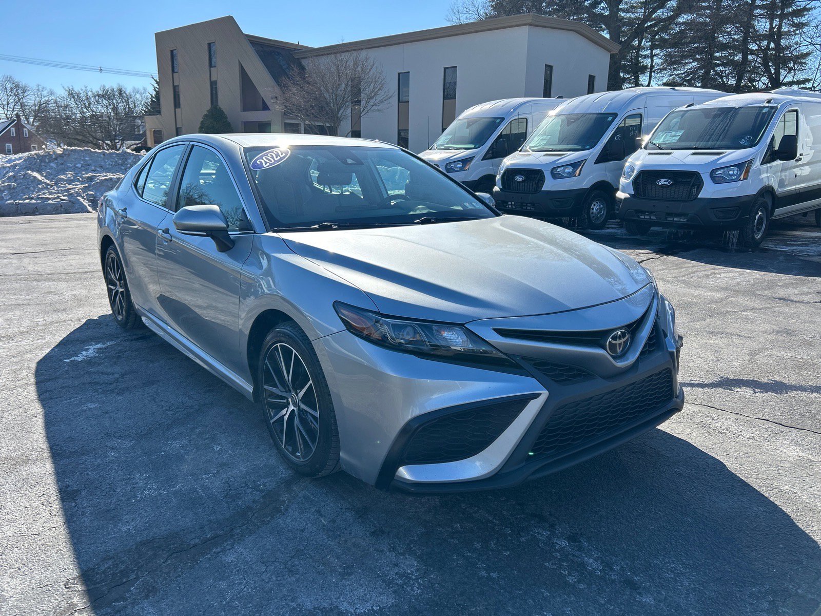 Used 2022 Toyota Camry SE image 3