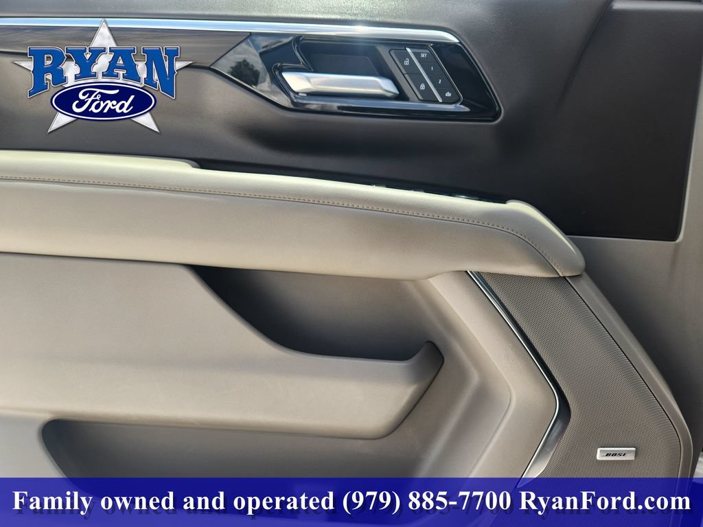 Used 2025 Chevrolet Suburban Z71 w/ Comfort Package AWD/4WD image 16
