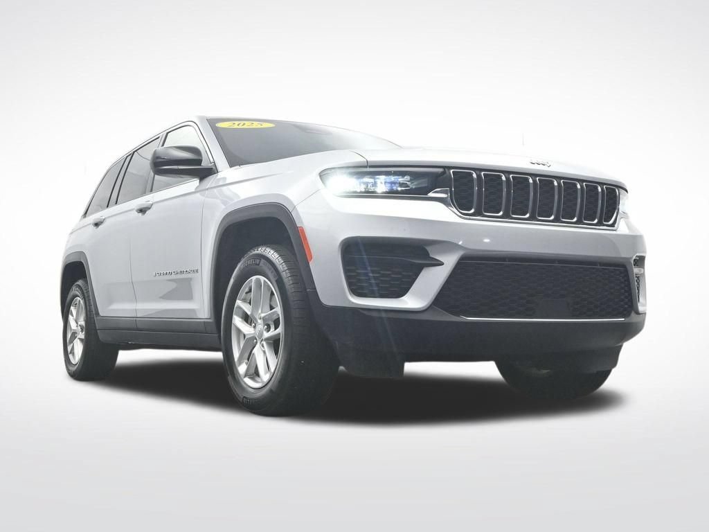Used 2025 Jeep Grand Cherokee Laredo X AWD/4WD image 40