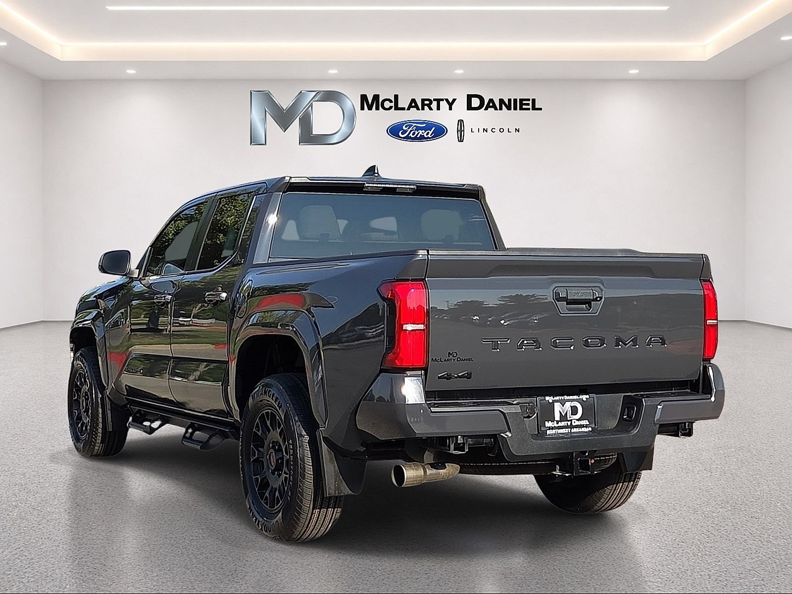 Used 2024 Toyota Tacoma SR5 AWD/4WD image 4