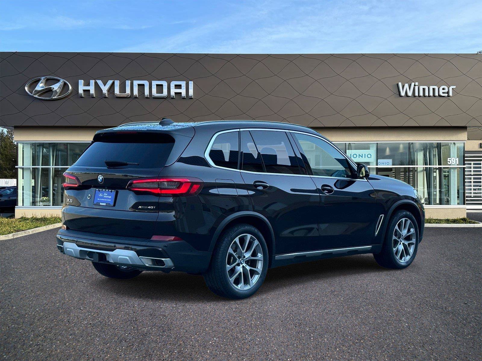 Used 2023 BMW X5 xDrive40i w/ Premium Package AWD/4WD image 4
