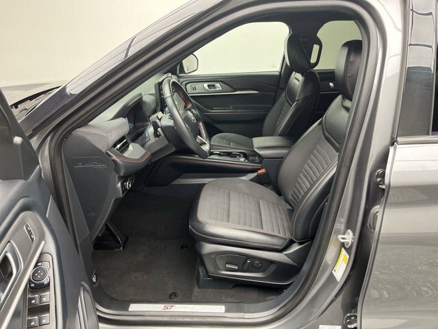 Certified 2025 Ford Explorer ST-Line AWD/4WD image 3