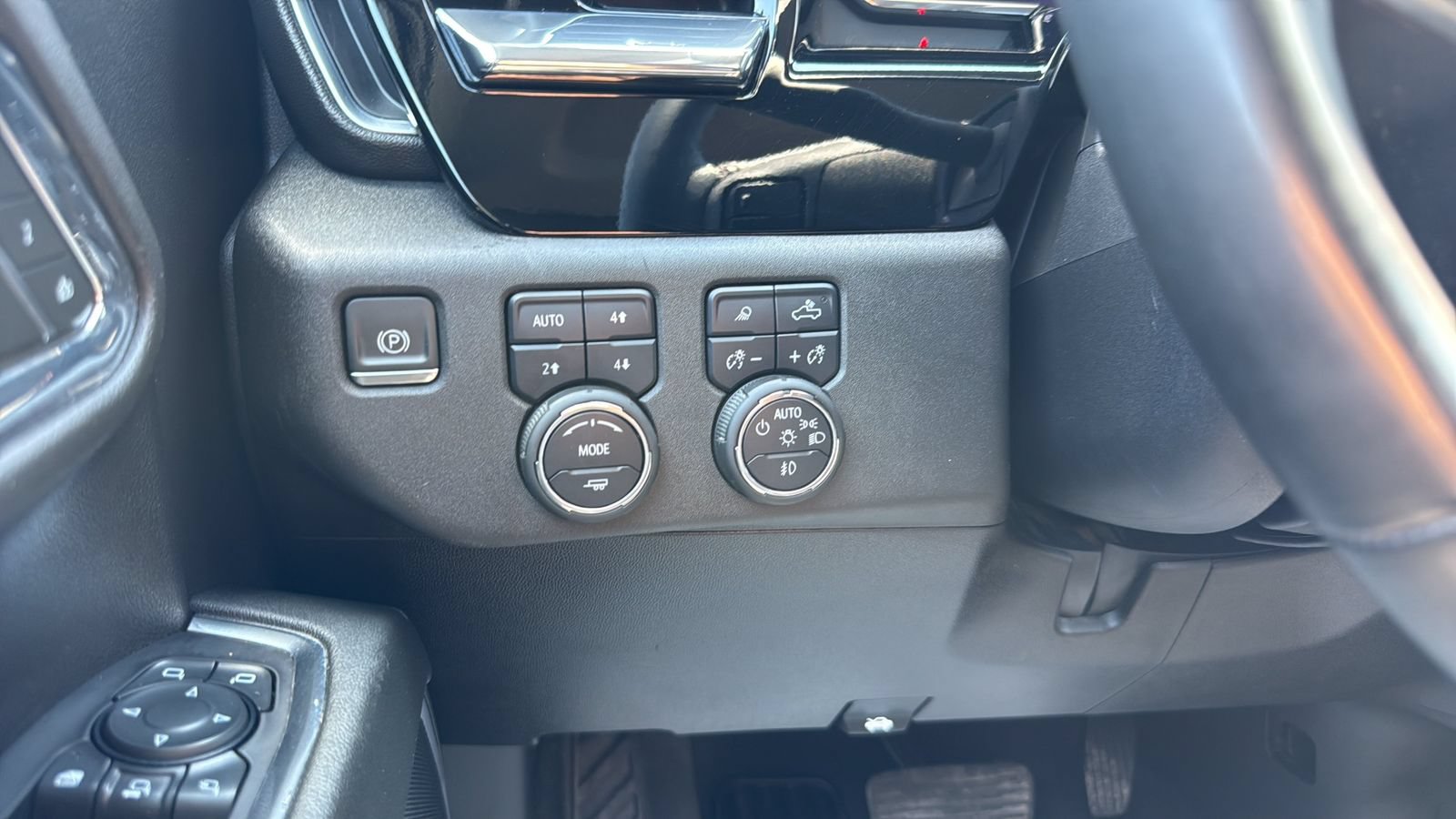 Used 2024 Chevrolet Silverado 2500 LTZ AWD/4WD image 17