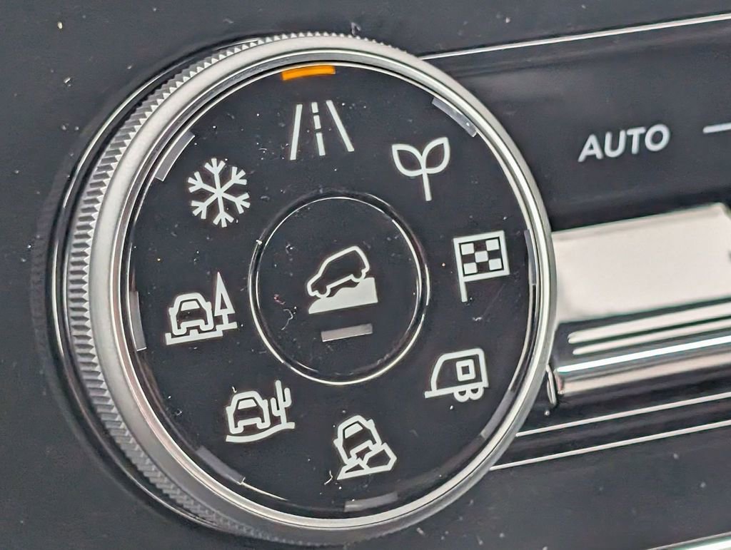 Used 2025 Nissan Armada Platinum image 35