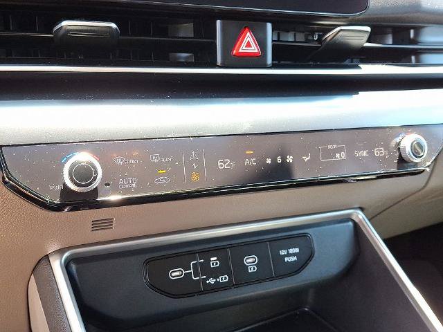 Used 2025 Kia Carnival FWD image 16