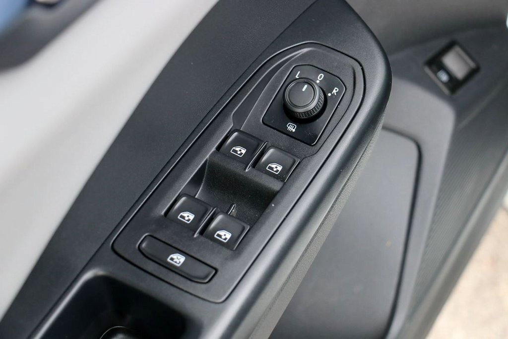 Used 2023 Volkswagen Taos SE w/ Panoramic Sunroof Package image 12