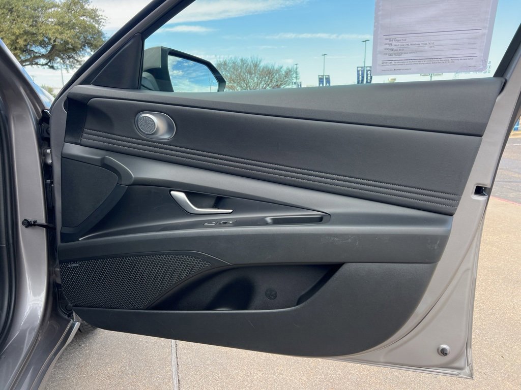 Used 2023 Hyundai Elantra Limited image 17