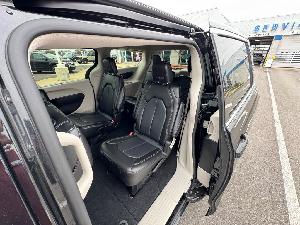 Used 2023 Chrysler Pacifica Touring-L FWD image 29
