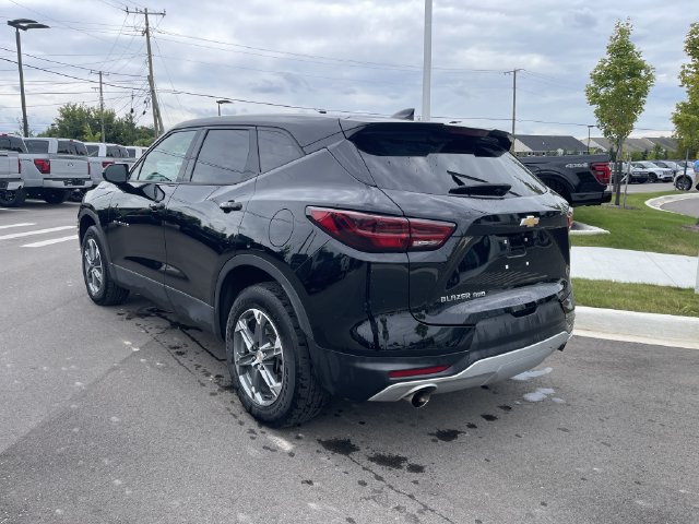 Used 2025 Chevrolet Blazer LT AWD/4WD image 3