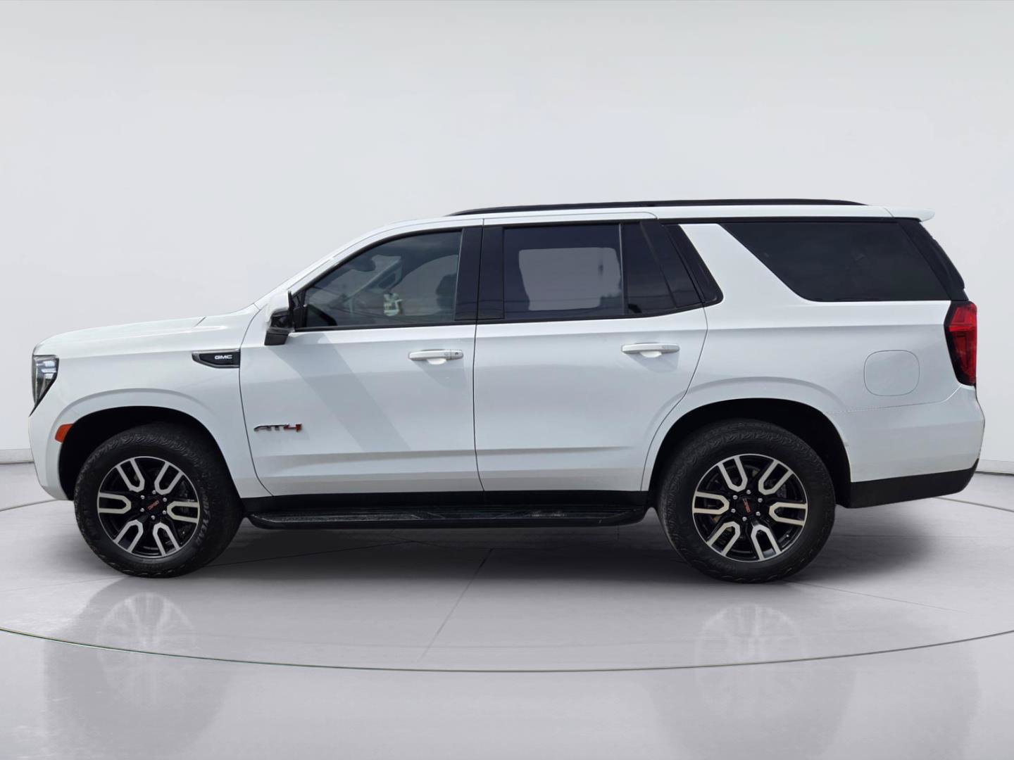 Used 2024 GMC Yukon AT4 w/ Technology Package AWD/4WD image 5