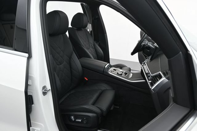 Used 2025 BMW X5 xDrive50e AWD/4WD image 27