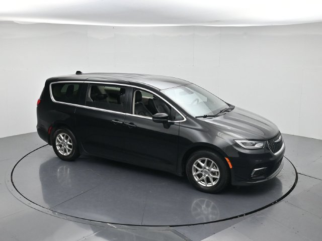 Used 2023 Chrysler Pacifica Touring-L FWD image 48