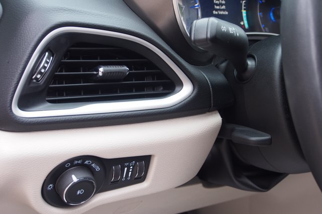 Used 2024 Chrysler Pacifica Touring-L FWD image 24