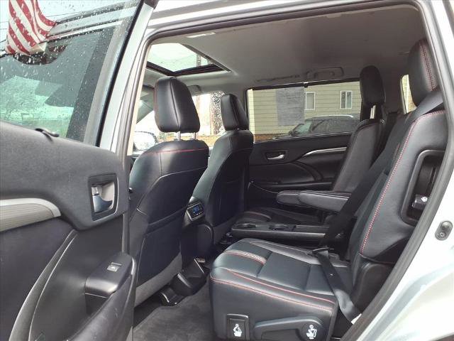 Used 2019 Toyota Highlander SE image 16