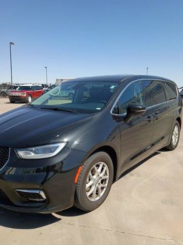 Used 2023 Chrysler Pacifica Touring-L FWD image 3