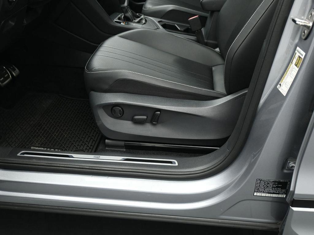 Used 2024 Volkswagen Tiguan SE R-Line image 36