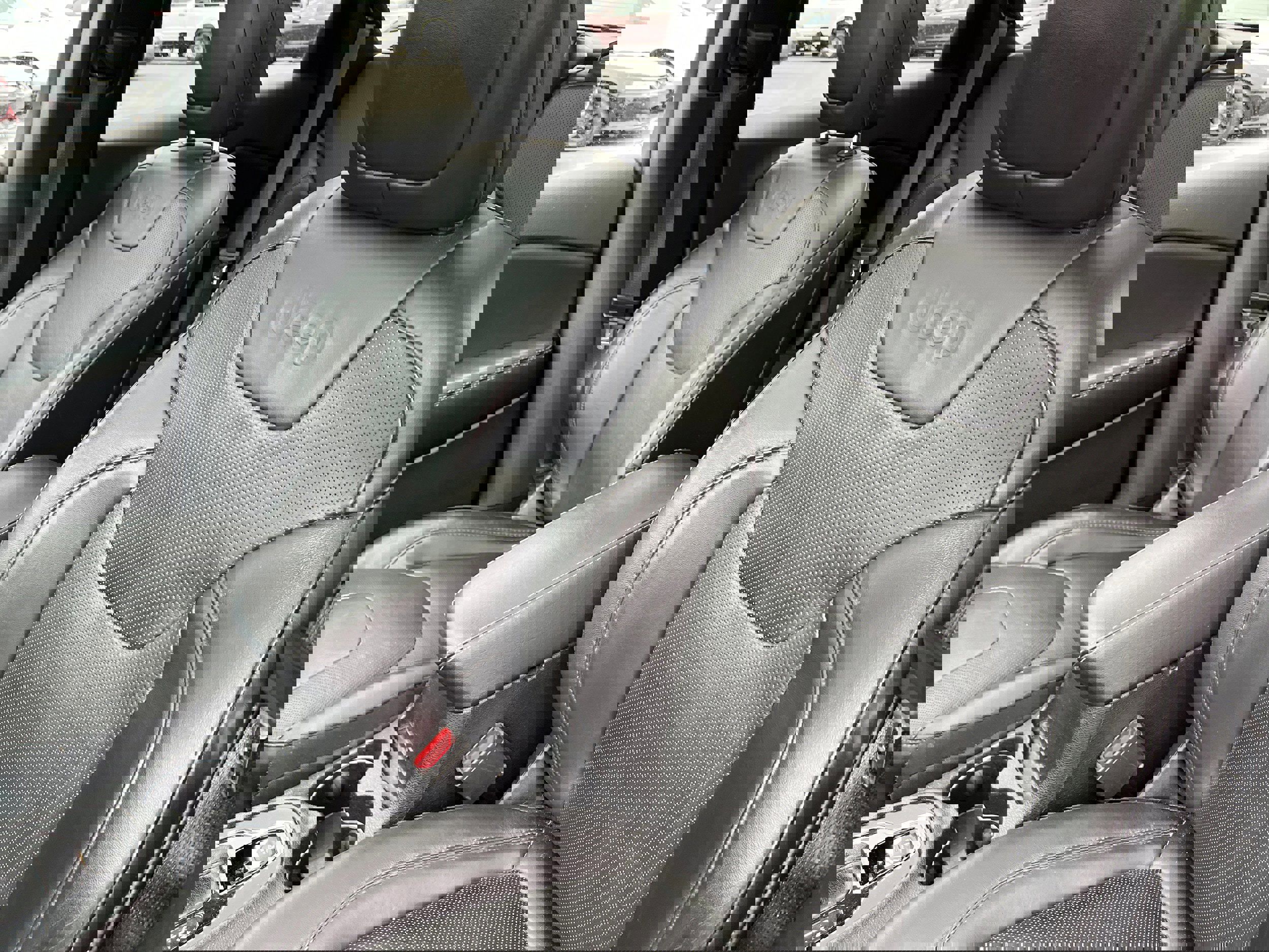 Used 2019 Jeep Cherokee Limited image 10