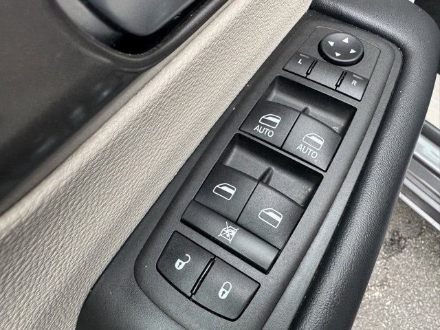 Used 2023 Chrysler Pacifica Touring-L image 26