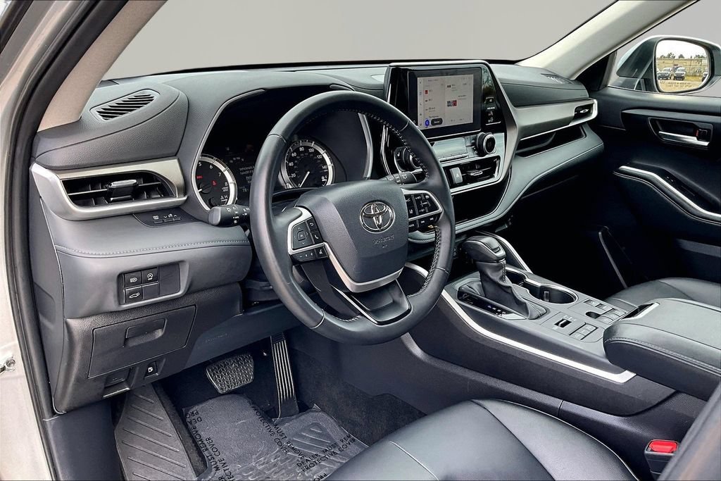 Used 2025 Toyota Highlander XLE AWD/4WD image 14