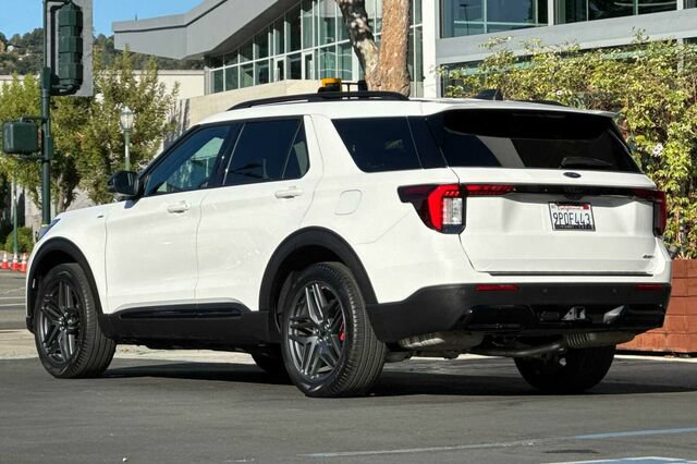 Certified 2025 Ford Explorer ST-Line w/ Premium Package AWD/4WD image 6