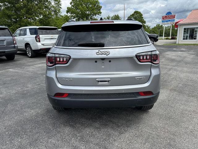 Used 2023 Jeep Compass Latitude w/ Sun and Sound Group AWD/4WD image 5