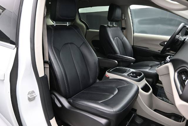 Used 2024 Chrysler Pacifica Touring-L FWD image 14