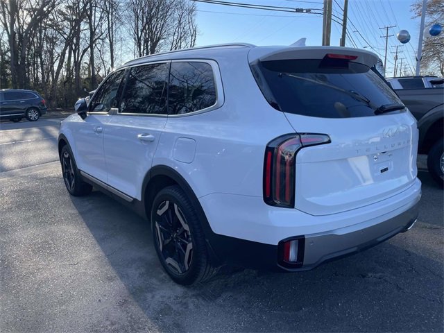 Used 2025 Kia Telluride EX w/ EX Captain's Chair Package image 2