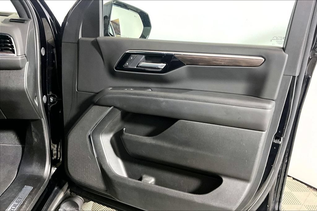Used 2025 Chevrolet Suburban Z71 AWD/4WD image 19